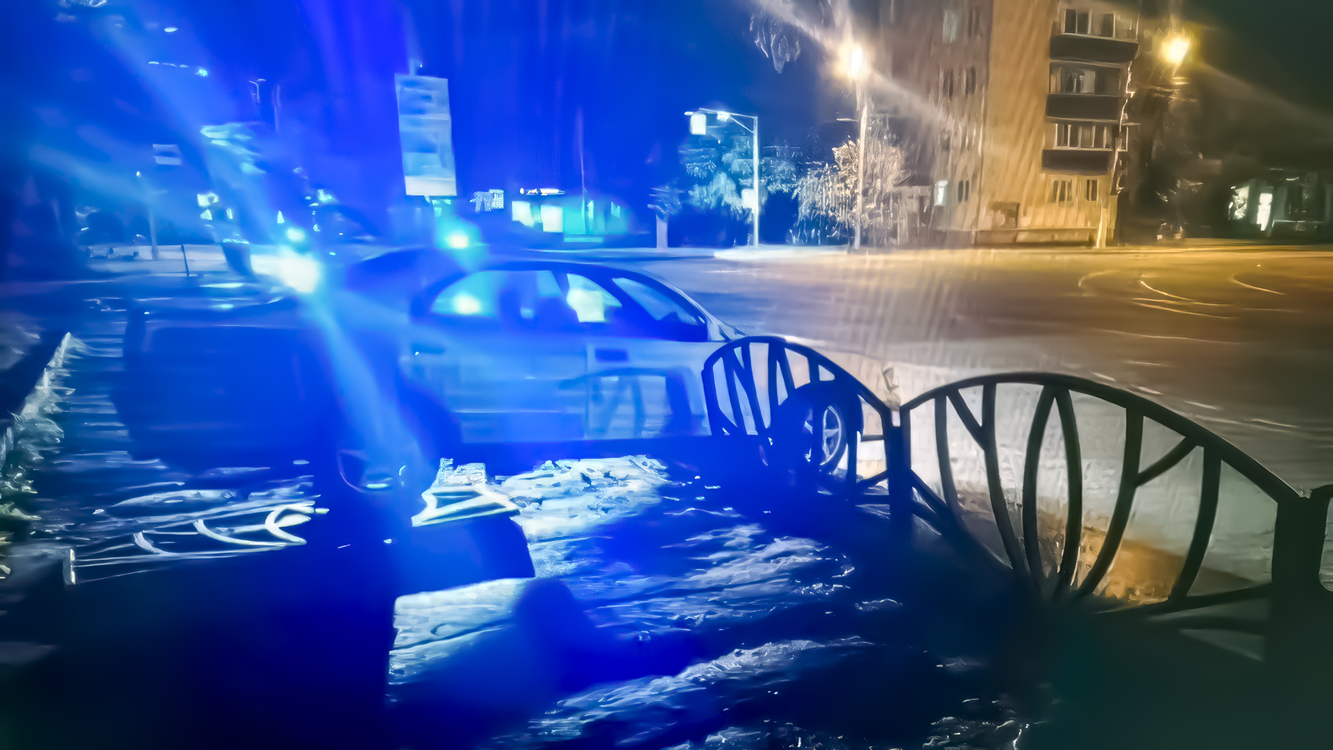 Пьяный гонщик поломал забор на Мира