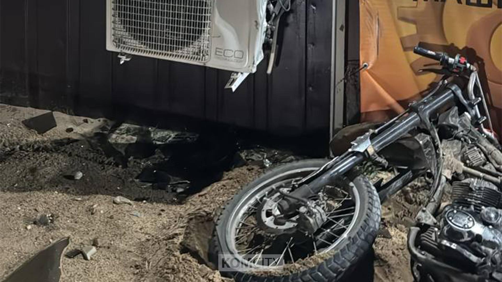 Пьяный подросток на мотоцикле врезался в павильон на Магистралке