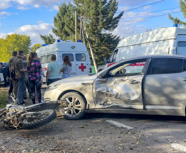 В столкновении машины и питбайка в Молодёжном пострадали два человека