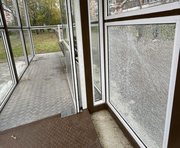 Стекло на побитых остановках начали заменять на поликарбонат