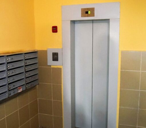 В Амурске наказали УК, которые две недели не чинили лифту в 13-ти домах