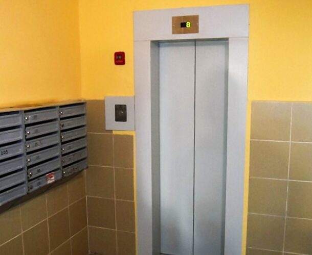В Амурске наказали УК, которые две недели не чинили лифту в 13-ти домах