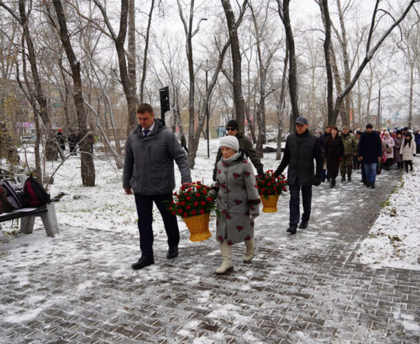 Жертв политических репрессий вспомнили в Комсомольске возложением цветов