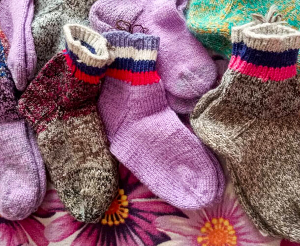 Тёплые носки и свитеры, связанные комсомольчанками, отправили бойцам на передовую