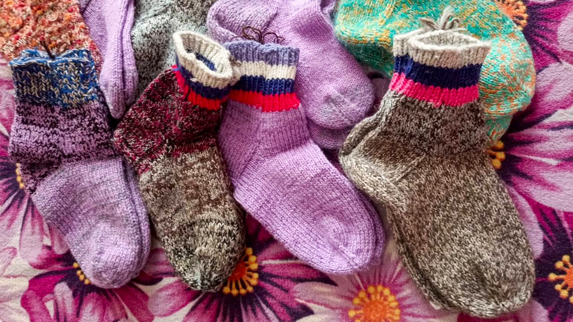 Тёплые носки и свитеры, связанные комсомольчанками, отправили бойцам на передовую