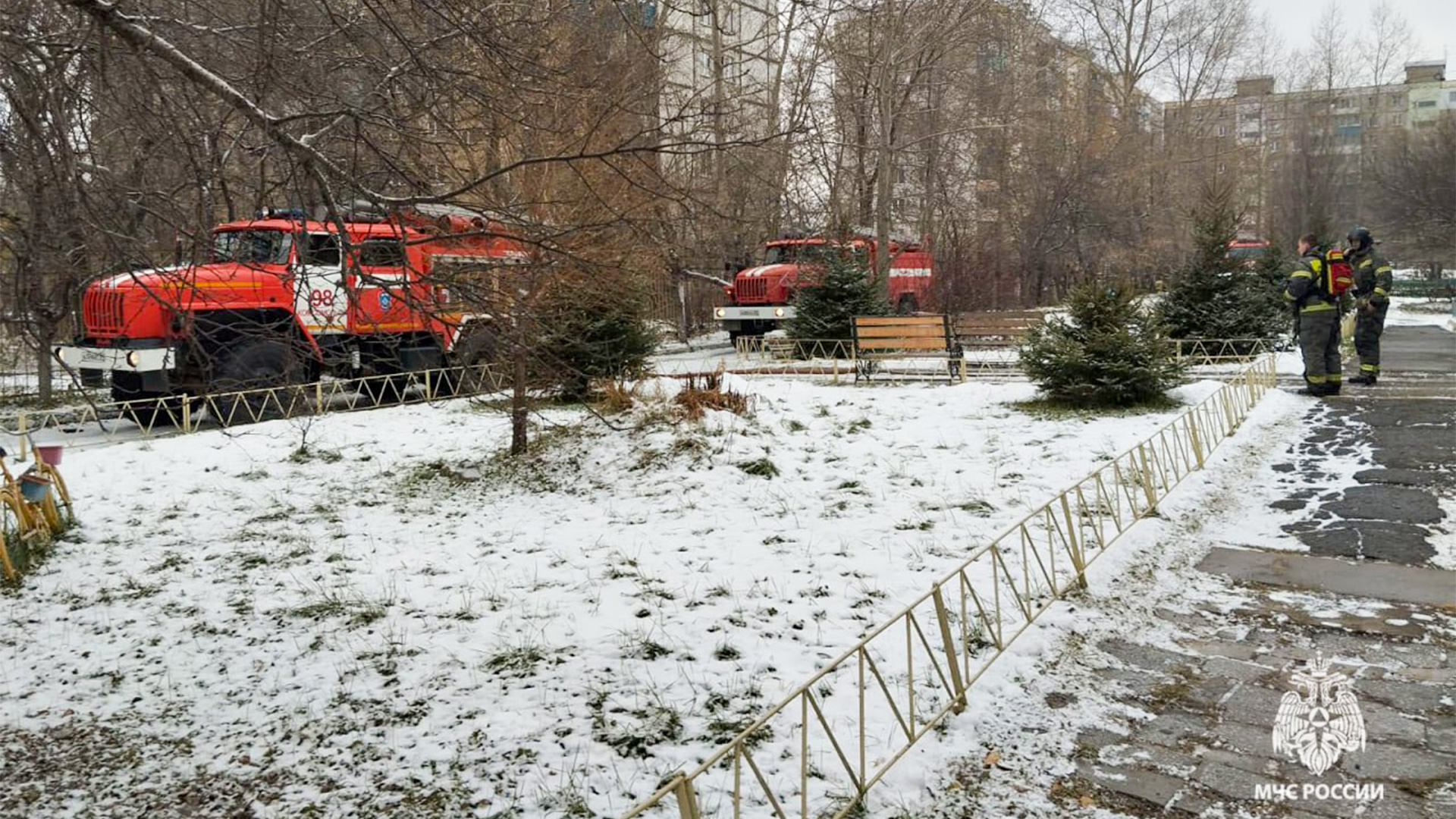 Пожарные спасали детей на учениях в детском доме