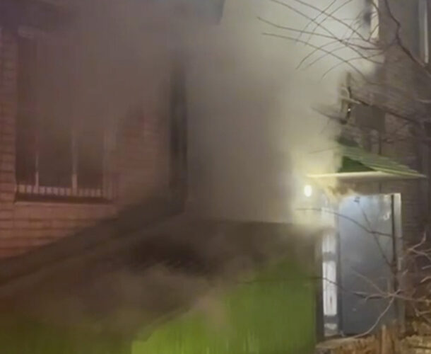 Трёх бомжей спасли из пожара в подвале на Октябрьском