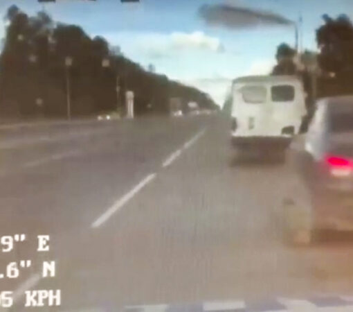 У комсомольчанки, севшей за руль для буксировки без прав, конфисковали машину 