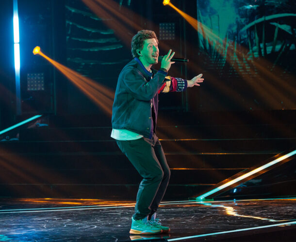 Комсомольчанин выступил в образе солиста Coldplay в шоу «Ярче звёзд»