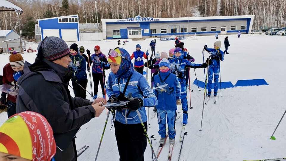 Лыжный сезон открыли соревнованиями на «Снежинке»