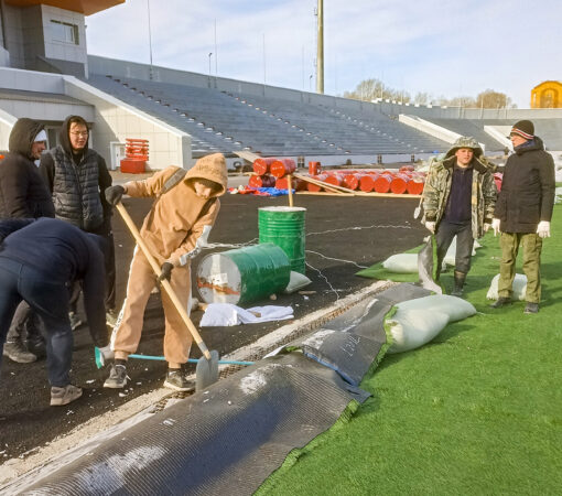 От волонтёров до главы города — к работам на «Авангарде» привлекли всех, кого можно