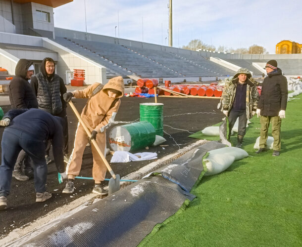 От волонтёров до главы города — к работам на «Авангарде» привлекли всех, кого можно