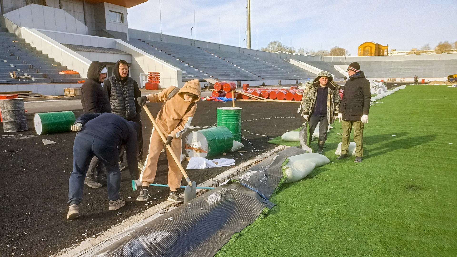 От волонтёров до главы города — к работам на «Авангарде» привлекли всех, кого можно