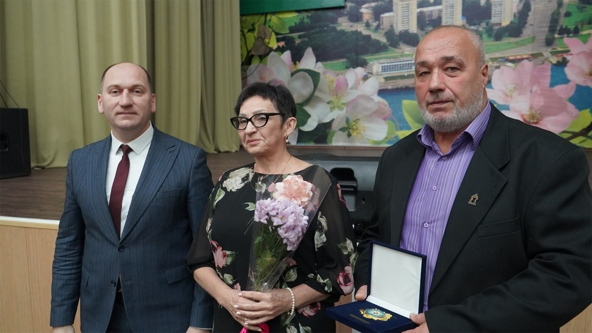Ещё 52 семейные пары получили почётные знаки «За супружеское долголетие»