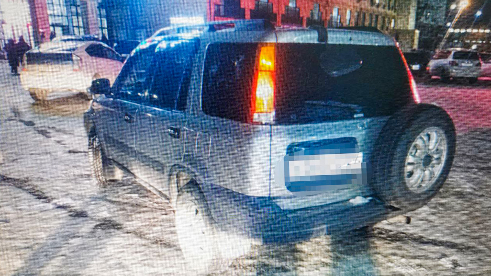 На парковке БУМа машина, двигаясь задним ходом, сбила пенсионерку 