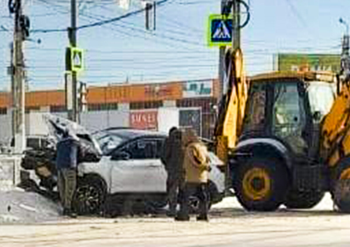 Фронтальный погрузчик устроил ДТП на Кирова