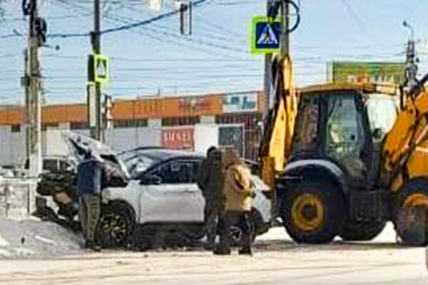 Фронтальный погрузчик устроил ДТП на Кирова