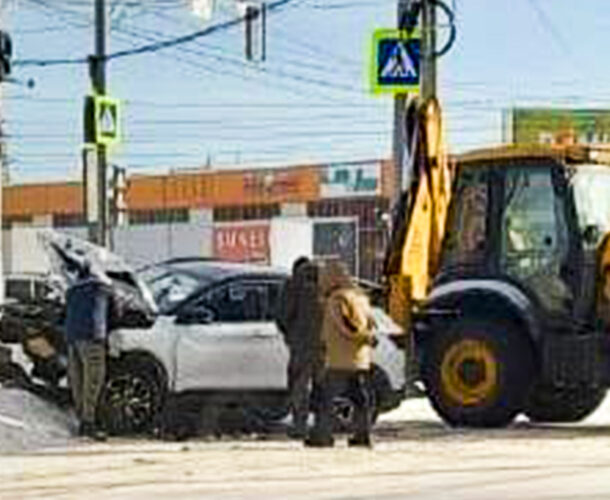 Фронтальный погрузчик устроил ДТП на Кирова