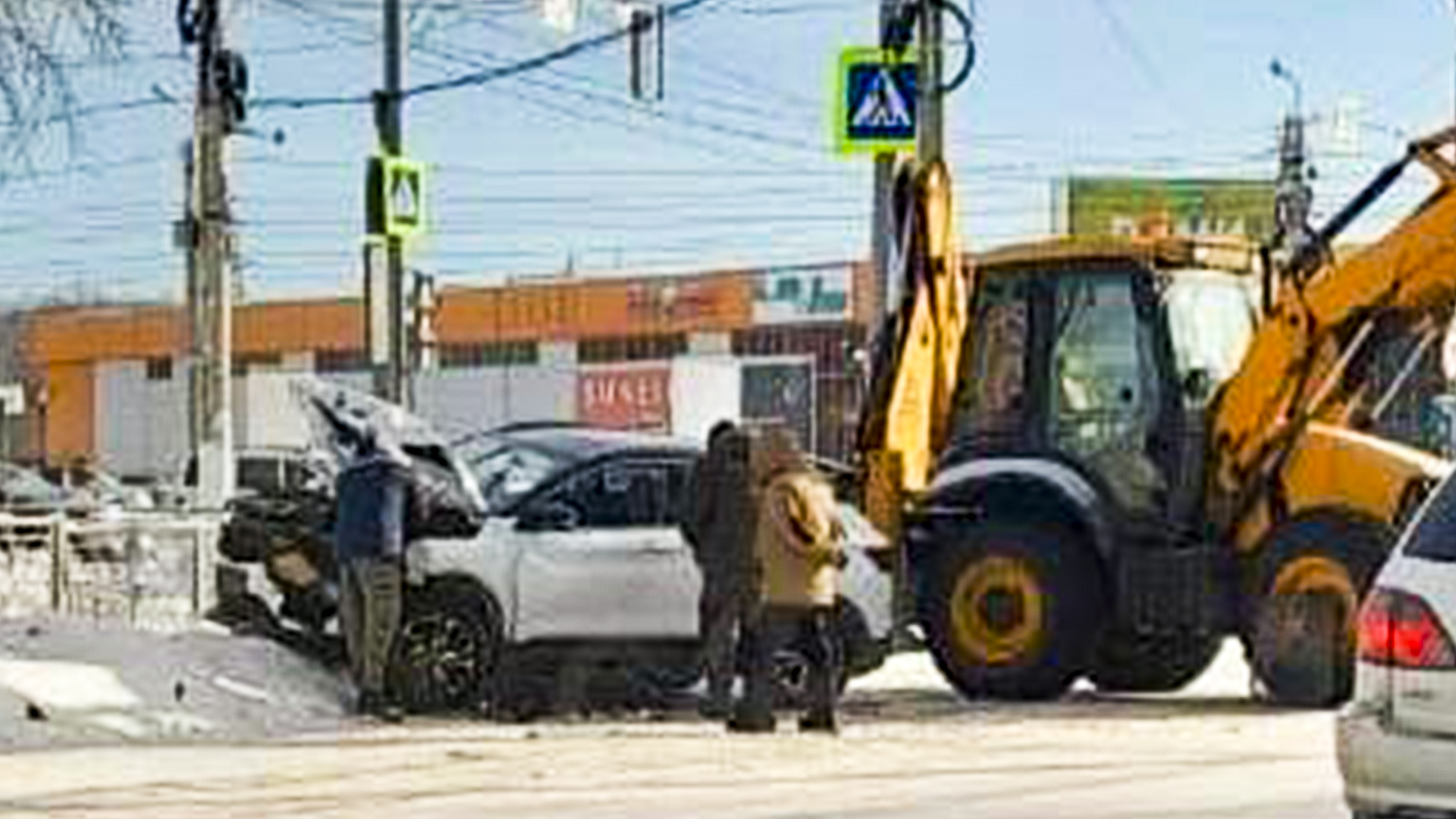 Фронтальный погрузчик устроил ДТП на Кирова