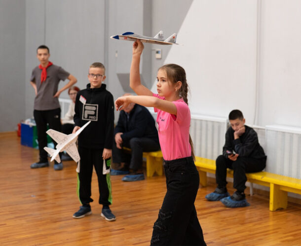 Школьники выявили лучших на соревнованиях по комнатным авиамоделям в АмГПГУ