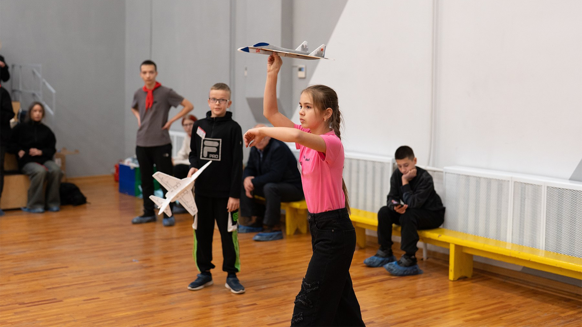 Школьники выявили лучших на соревнованиях по комнатным авиамоделям в АмГПГУ