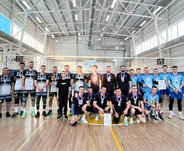 Молодёжные сборные городских предприятий боролись за победу на волейбольном турнире