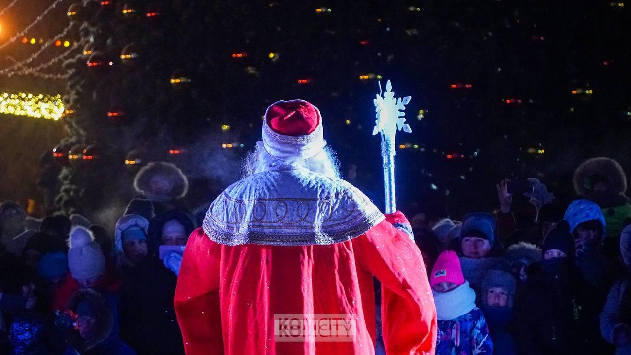 Главные городские ёлки на Театральной площади и у ДК Авиастроителей будут открывать одновременно 
