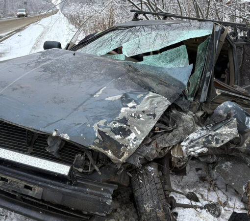 В лобовом столкновении под Амурском пострадало два человека
