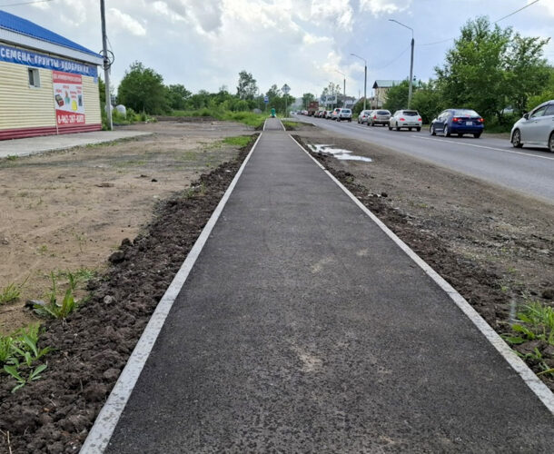 Тротуары, фонари и новую остановку сделали в Комсомольске на сэкономленные от дорожных аукционов средства