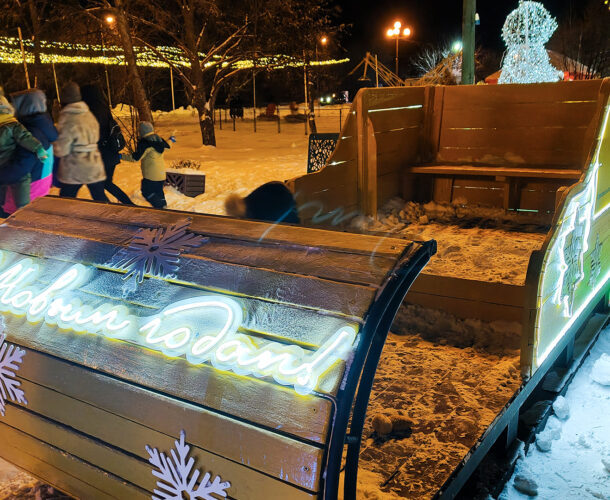 Новогодние сани, когда-то украшавшие площадь Юности, отреставрированы и установлены на Театральной площади