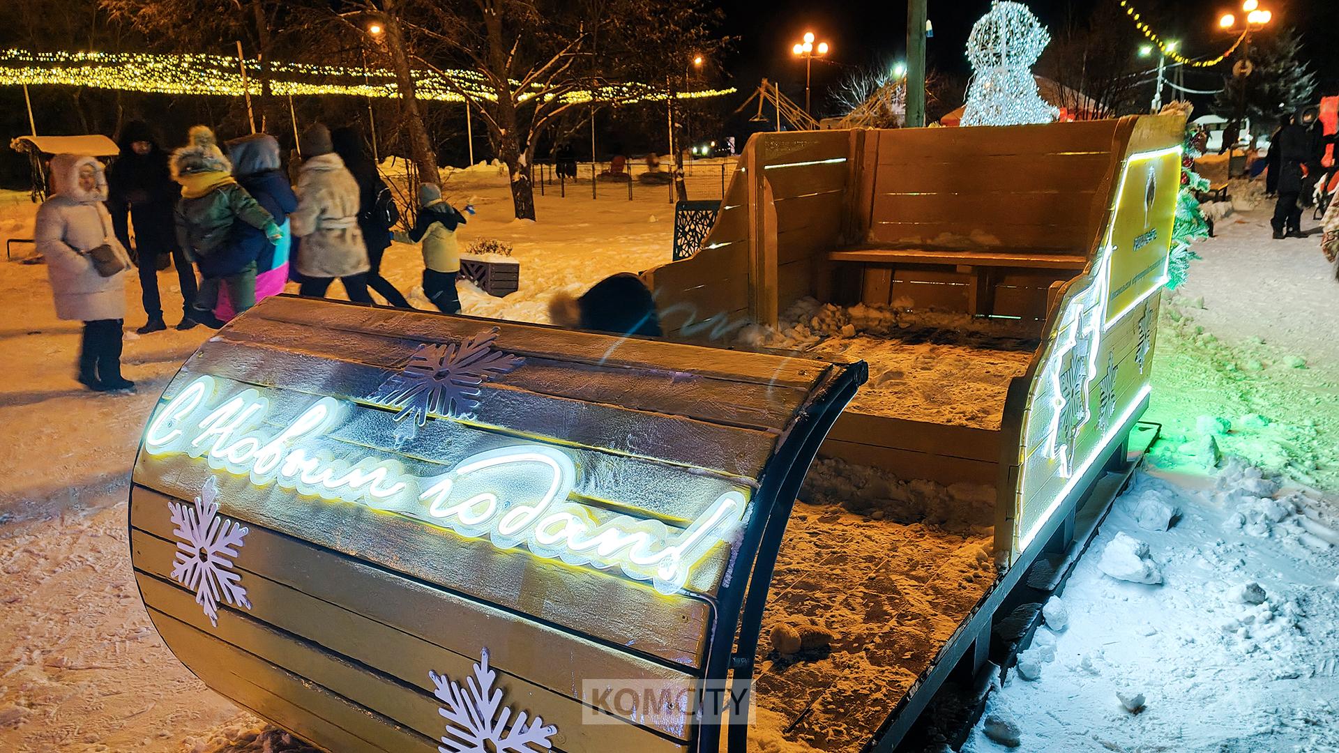Новогодние сани, когда-то украшавшие площадь Юности, отреставрированы и установлены на Театральной площади