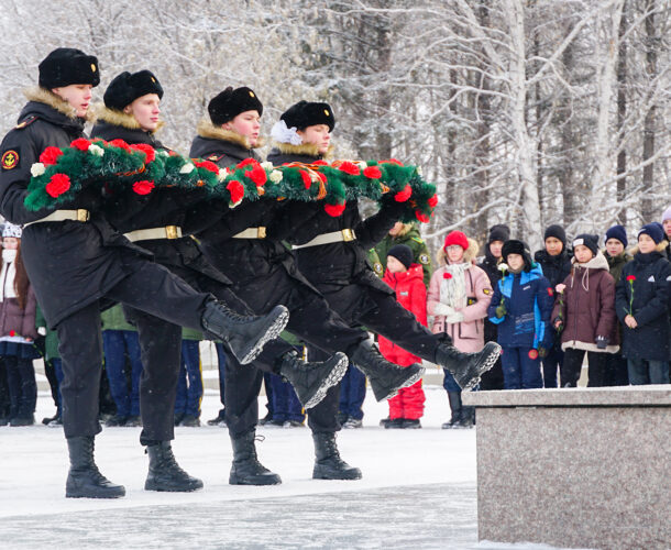 В День Героев Отечества комсомольчане возложили цветы к Вечному огню