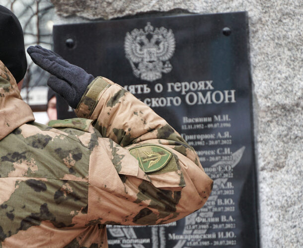 К мемориальному камню сотрудникам ОМОНа возложили цветы в День Героев Отечества