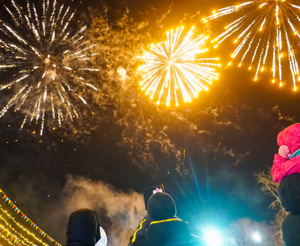 Первый новогодний городок в Комсомольске открыли пятиминутным салютом