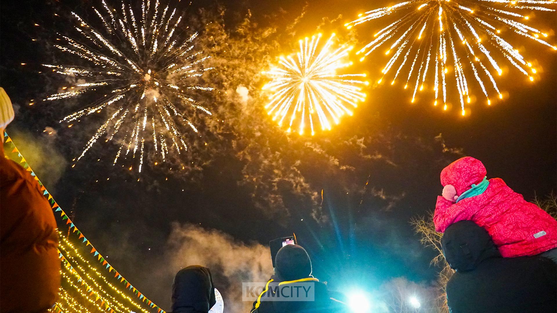 Первый новогодний городок в Комсомольске открыли пятиминутным салютом