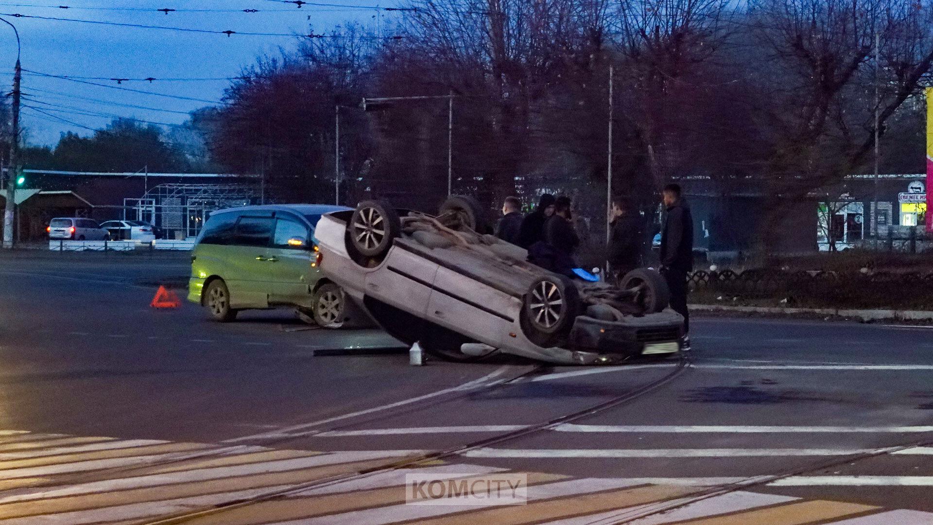 Авария с опрокидыванием на пл. Металлургов обошлась без пострадавших