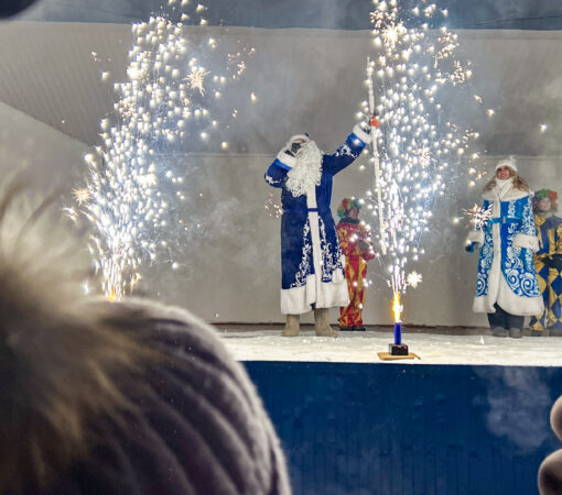 В парке Гагарина с огоньком открыли новогодний каток