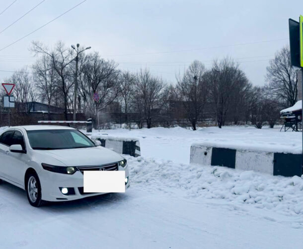 Рубрика «Слабоумие и отвага» — водитель бросил машину на «зебре» прямо напротив ГАИ