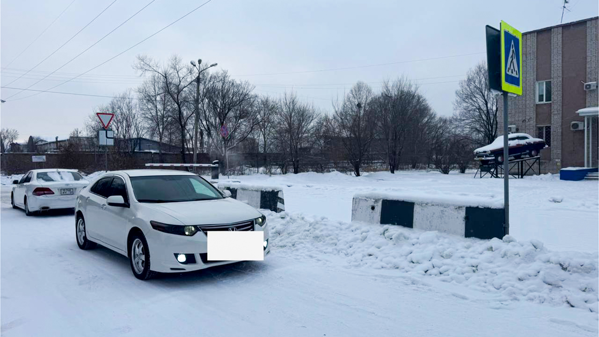 Рубрика «Слабоумие и отвага» — водитель бросил машину на «зебре» прямо напротив ГАИ