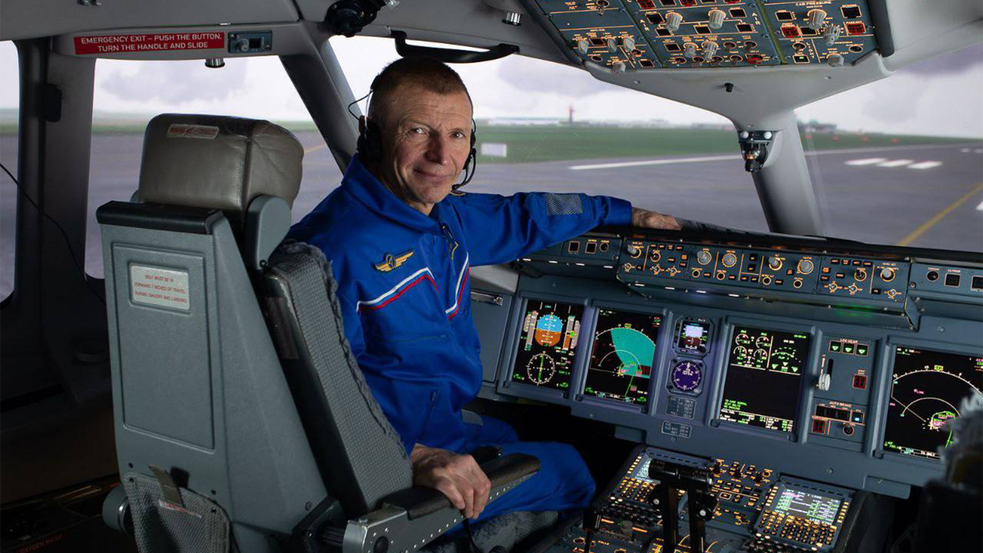 Лётчика-испытателя, поднявшего в воздух Суперджет, наградили Золотой звездой Героя России