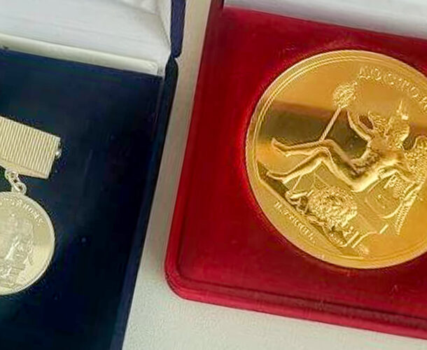 Директор Художественного музея получила две медали за заслуги в области искусства 