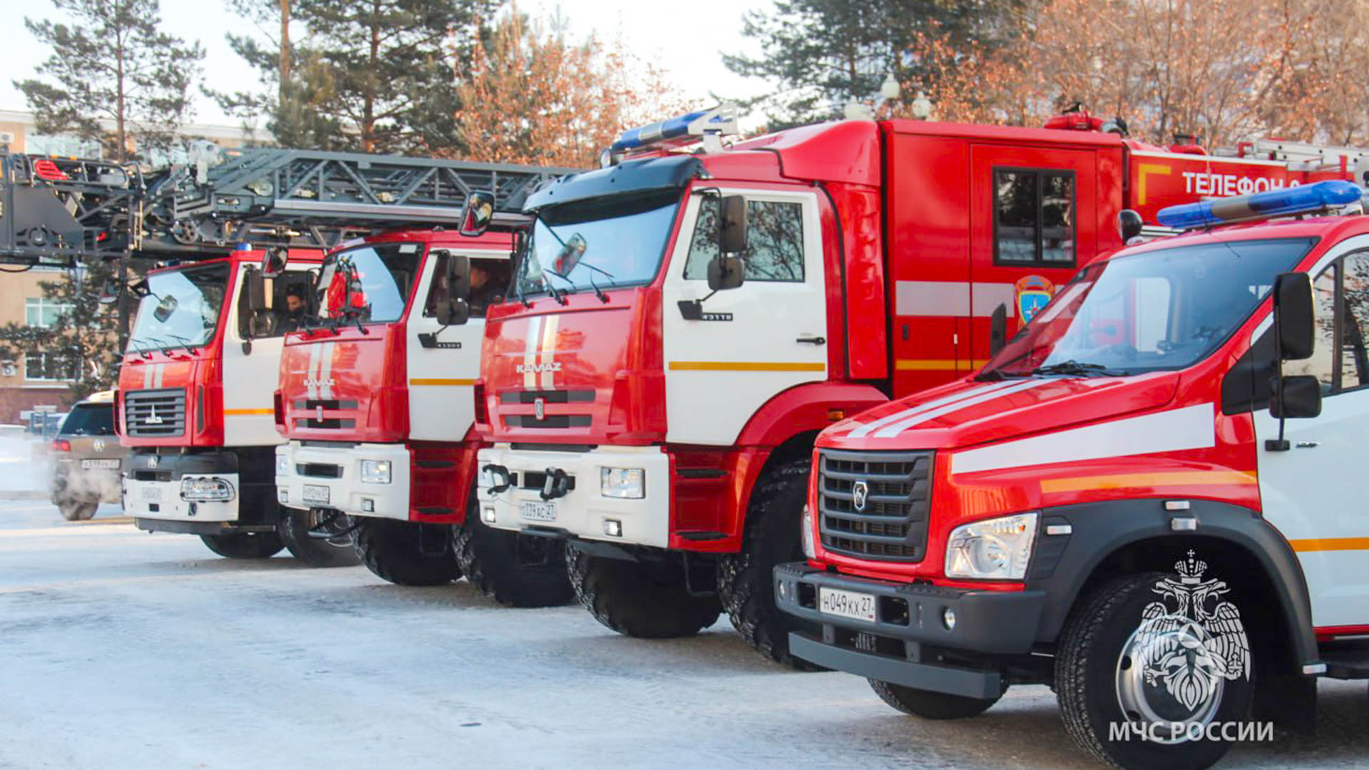 Комсомольские пожарные получили новую автолестницу и пожарный автомобиль первой помощи