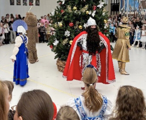 Большая губернаторская ёлка собрала в Драмтеатре 400 детей 