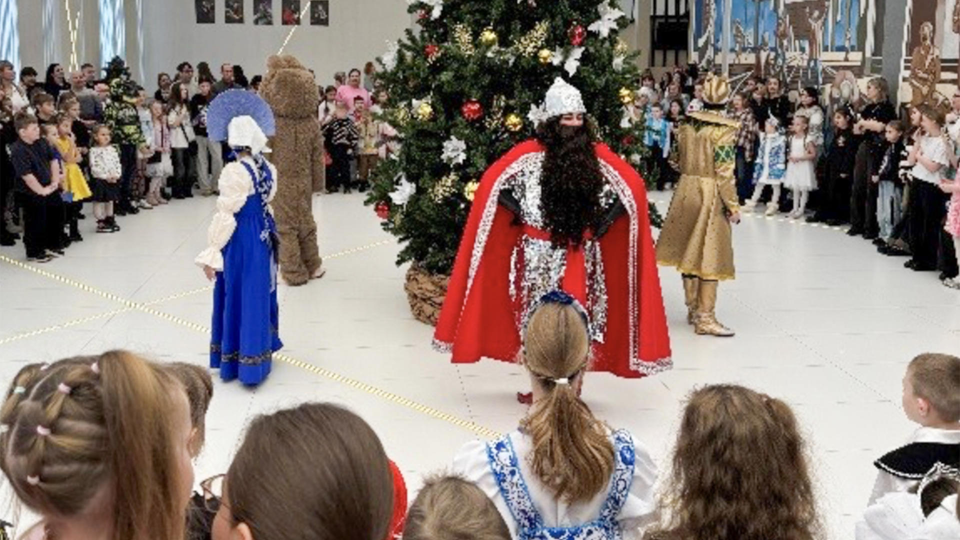 Большая губернаторская ёлка собрала в Драмтеатре 400 детей 