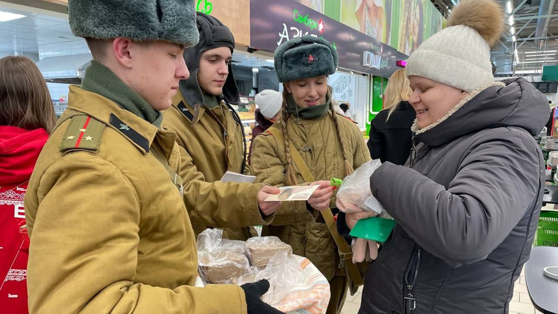 Блокадный хлеб раздали в торговый центрах Комсомольска
