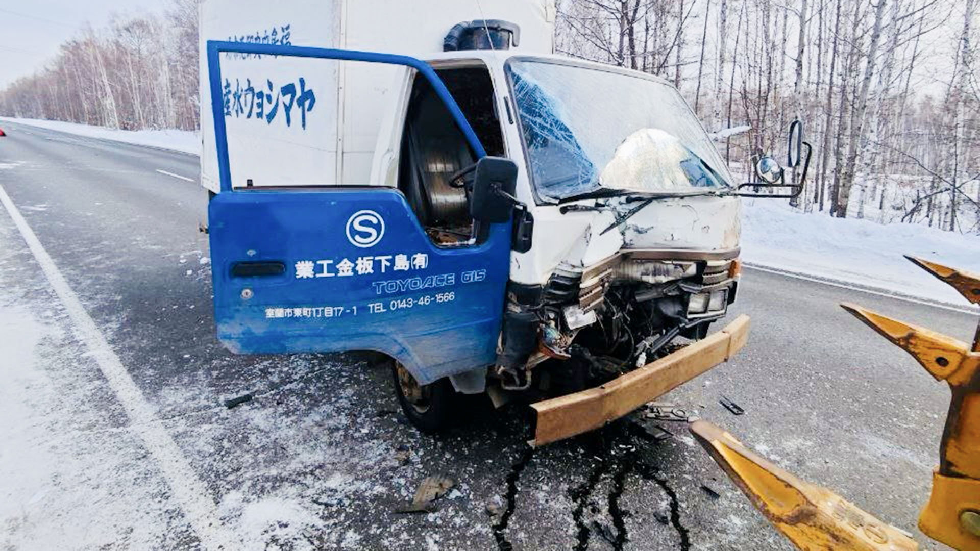 Водитель грузовика пострадал в столкновении с грейдером