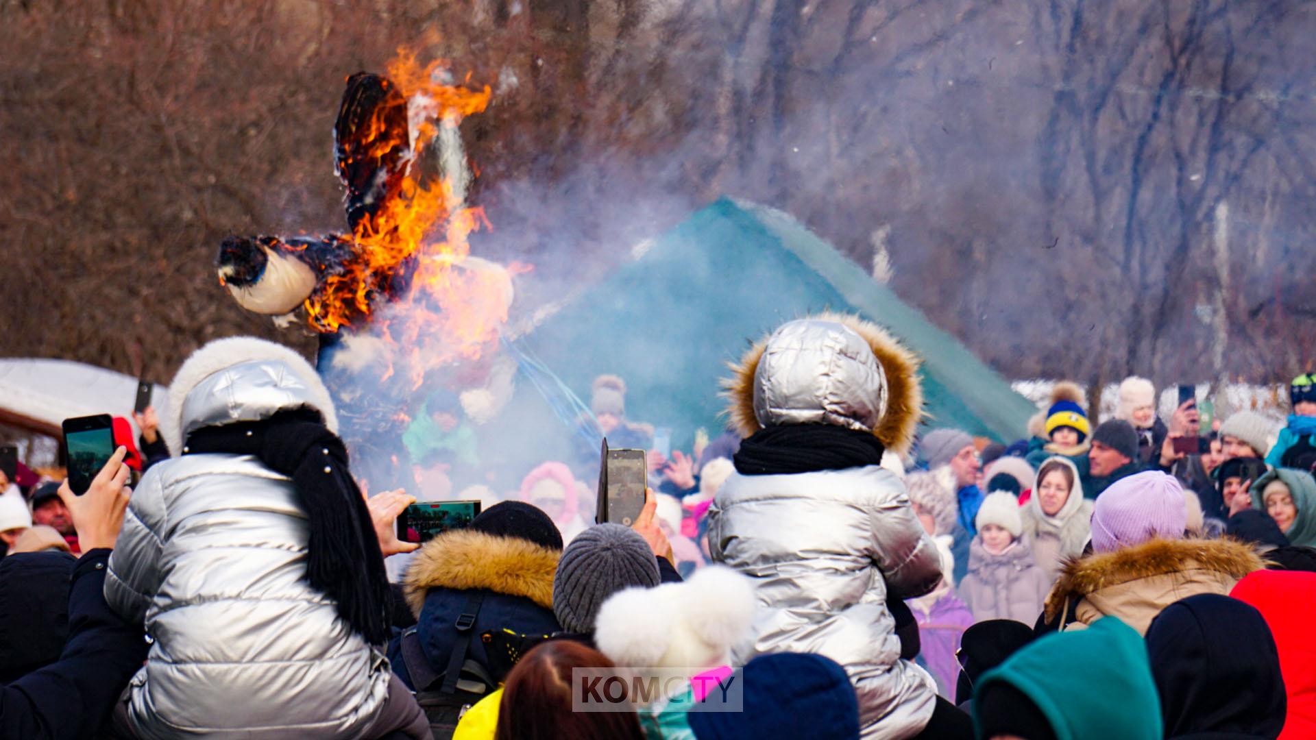 Комсомольчане старательно отпраздновали Масленицу и сожгли четыре чучела за два дня