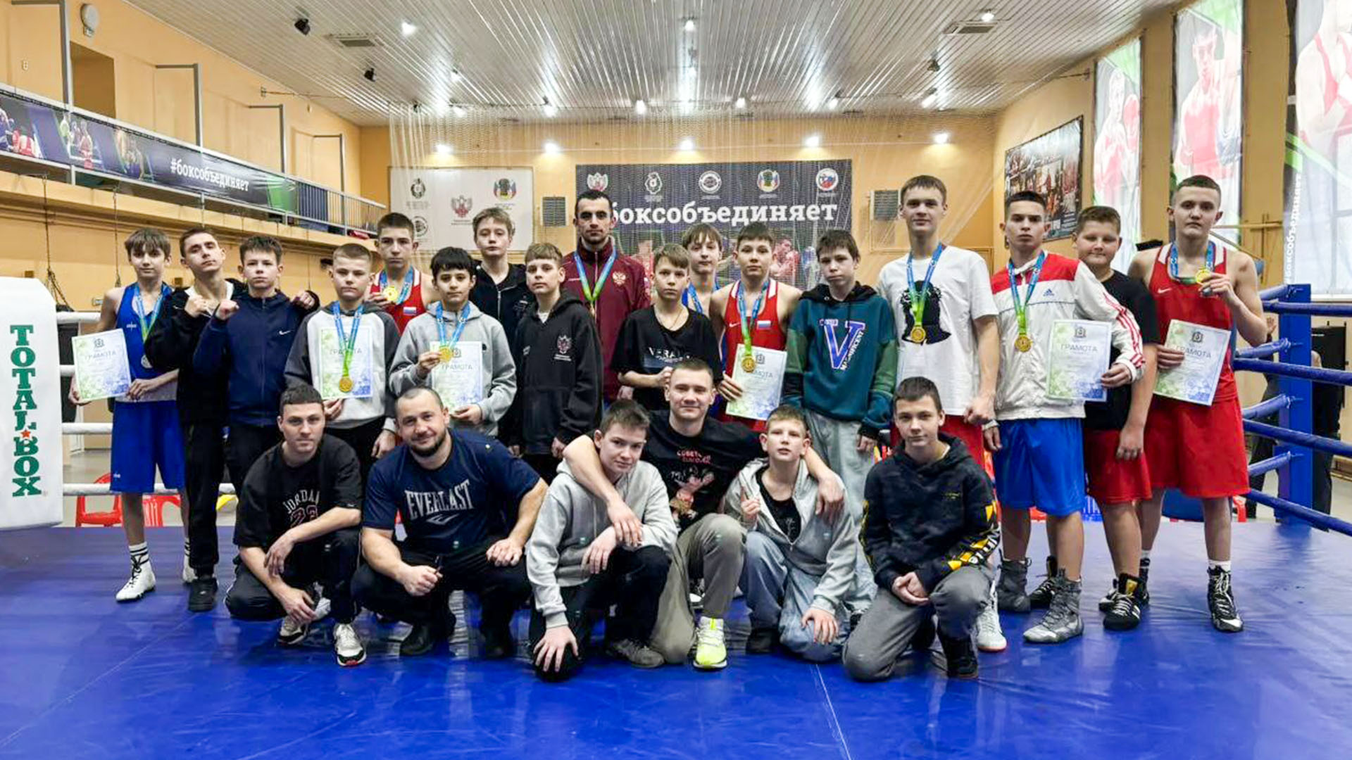 12 медалей взяли комсомольские боксёры на краевом первенстве