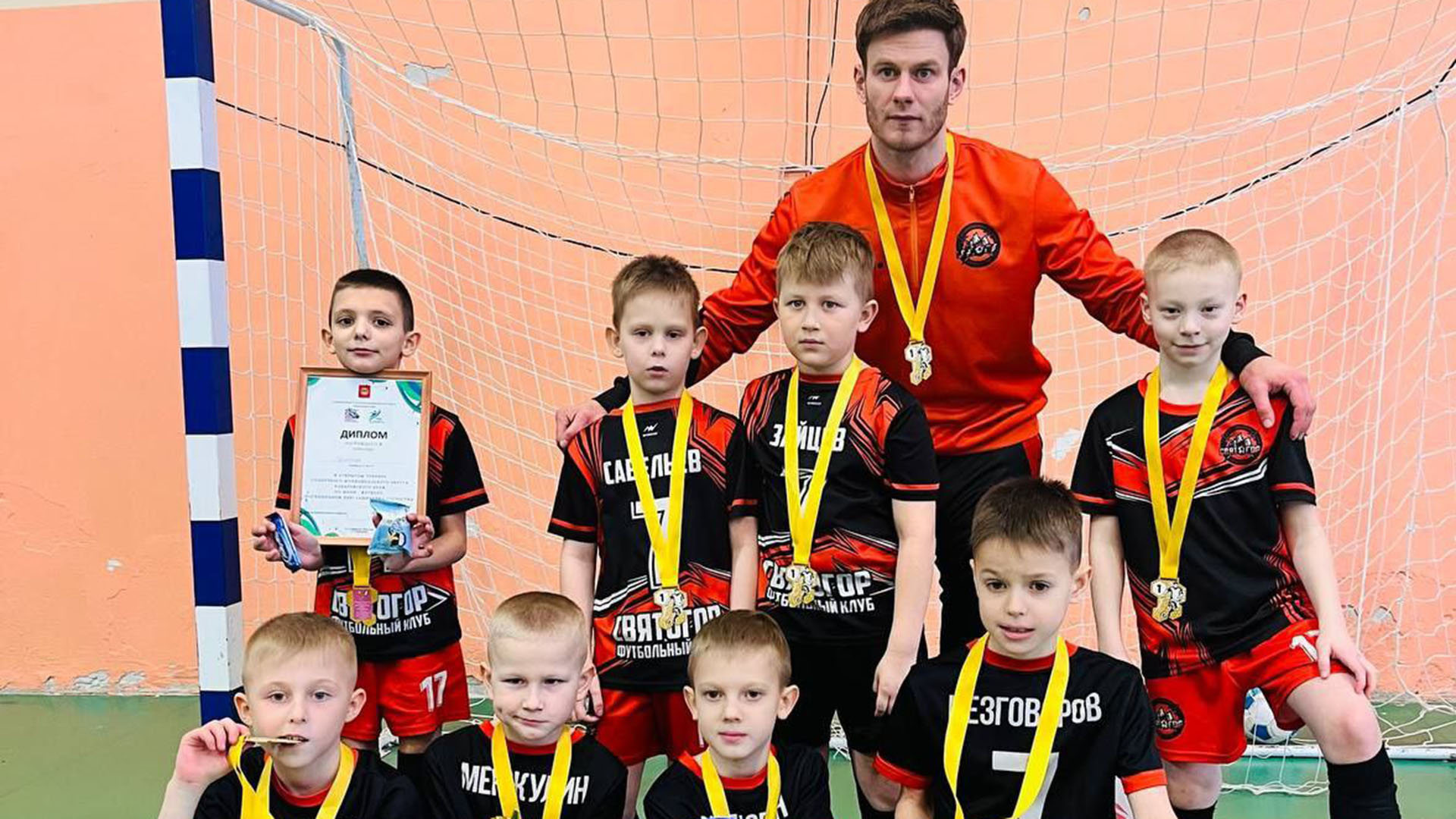 Футболисты из Комсомольска одержали победу на турнире в Солнечном
