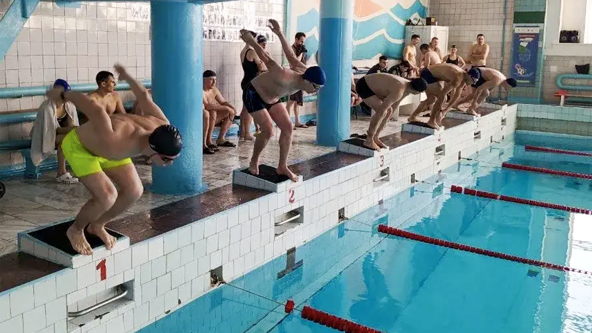 Соревнования по плаванию среди пожарных и спасателей прошли в Комсомольске